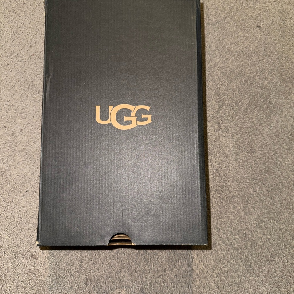 Ugg - Picture 6 of 7